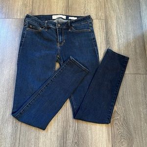 Hollister Dark Denim jeans. Low Rise Super Skinny. Size: 5R or 27 w and 30 l.